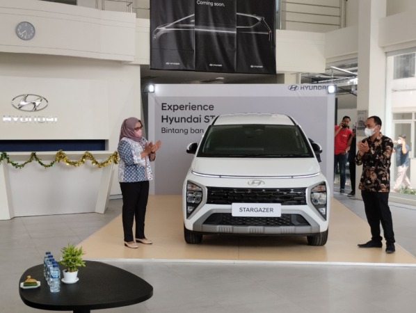 FITUR CANGGIH: Momen peluncuran Hyundai Stargazer di Kota Madiun. (TITIS OSI KURNIAWAN/RADAR MADIUN)