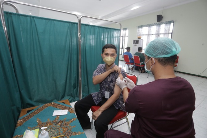 GARDA TERDEPAN: Dinkes PPKB Kota Madiun mengebut vaksinasi booster kedua untuk nakes hingga tuntas. (BAGAS BIMANTARA/JAWA POS RADAR MADIUN)