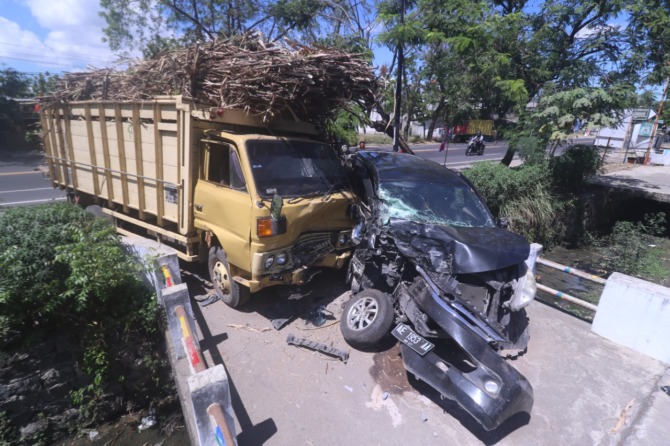 RINGSEK: Urusan laka lantas truk pengangkut tebu dan Avanza di Tiron beberapa hari lalu bakal diselesaikan dengan restorative justice. (DOKUMEN/JAWA POS RADAR CARUBAN)