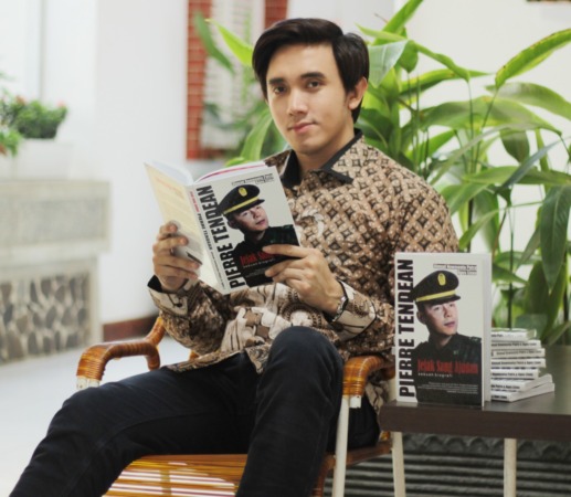 PENULIS: Ahmad Nowmenta Putra memegang buku ”Jejak Sang Ajudan: Sebuah Biografi Pierre Tendean” yang ditulisnya. (DOKUMENTASI AHMAD NOWMENTA PUTRA)