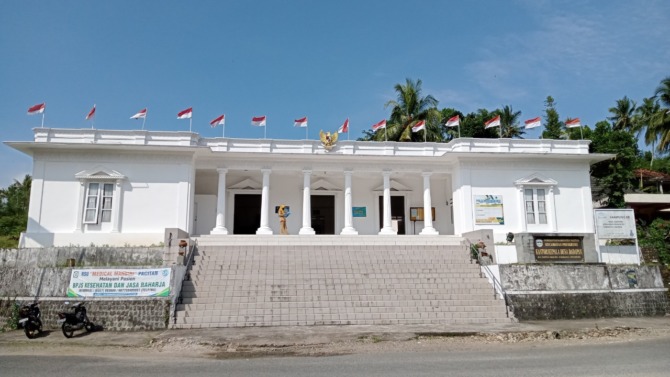 MENAWAN: Kantor Desa Dadapan berdiri megah di tepi Jalur Lintas Selatan (JLS). (NUR CAHYONO/JAWA POS RADAR PACITAN)