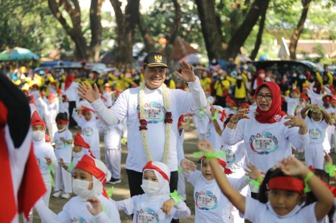 GEMBIRA: Ratusan siswa PAUD se-Kota Madiun mengikuti kegiatan peringatan Hari Anak Nasional di Ngrowo Bening Edupark kemarin. (BAGAS BIMANTARA/JAWA POS RADAR MADIUN)