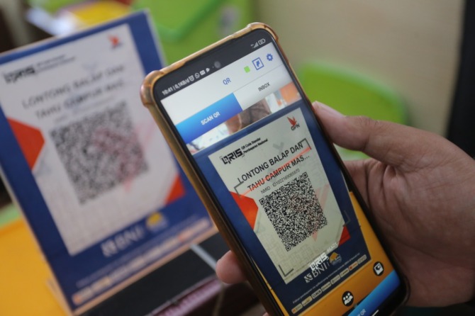 Pembayaran menggunakan QRIS di Pasar Sleko Kota Madiun.