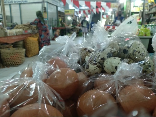 MEROKET: Telur ayam dan puyuh kini jadi komoditas mahal. (RAHMA DWI LESTARI/JAWA POS RADAR MADIUN)