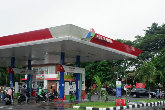 ENERGI: Pertamina Patra Niaga memastikan distribusi BBM ke SPBU di Jatimbalinus berjalan lancar. (ISTIMEWA)