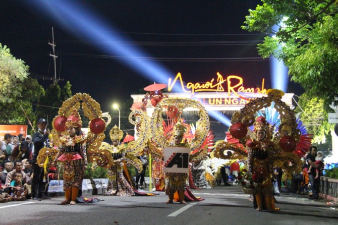 MERIAH: Parade Ngawi Night Carnival 2022 pada Sabtu (20/8) malam lalu. ( R BAGUS RAHADI/RADAR MADIUN)