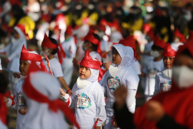 DIMASIFKAN: Sejumlah siswa PAUD saat peringatan HAN di Ngrowo Bening Edupark pekan lalu. Dinkes PPKB memastikan vaksinasi anak terus dimasifkan. (BAGAS BIMANTARA/JAWA POS RADAR MADIUN)