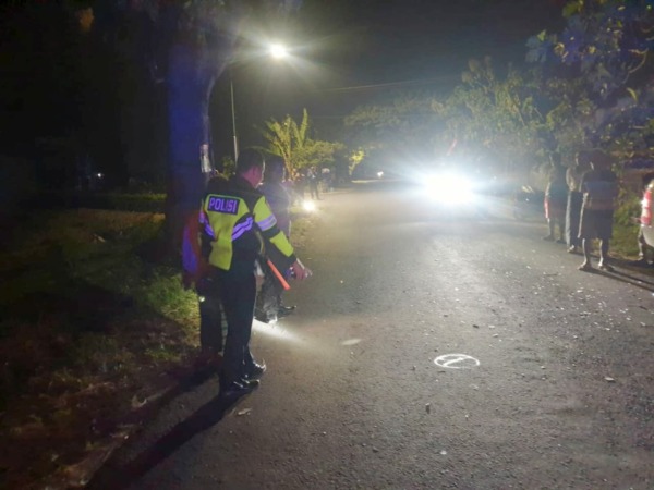 LAKA LANTAS: Polisi melakukan olah TKP tabrakan tiga sepeda motor di Magetan kemarin (21/8) malam. (ISTIMEWA)
