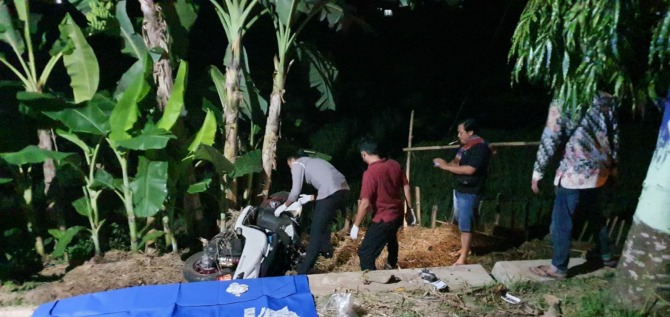 LAKA LANTAS: Polisi melakukan evakuasi korban dan kendaraanya yang mengalami kecelakaan di Pacitan, Senin (22/8) dini hari. (ISTIMEWA)