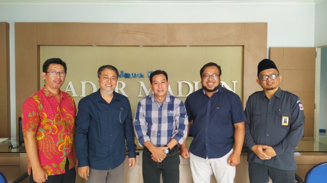 ANJANGSANA: Ketua Bawaslu Kota Madiun Kokok Hape beserta anggota berkunjung ke Jawa Pos Radar Madiun kemarin (22/8). (ANGGIYAN BAYU/JAWA POS RADAR MADIUN)