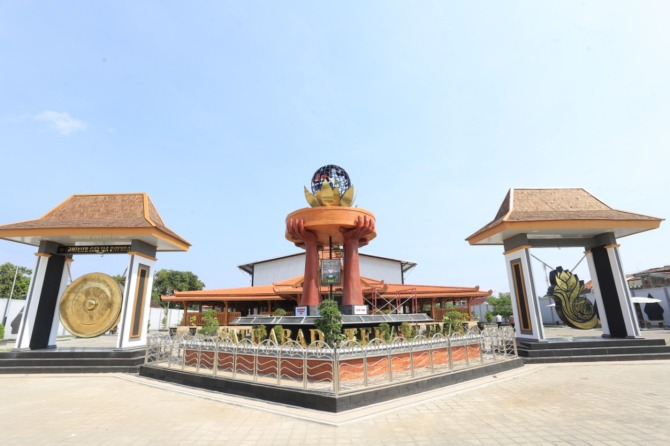 PUSAT MADIUN: Penampakan monumen Satu Abad PSHT di kompleks Gedung Graha Krida Budaya kemarin (22/8). Lokasi ini bakal menjadi tempat peletakan tanah dan air yang dibawa perwakilan cabang PSHT di seluruh Indonesia pada 1 September mendatang. (BAGAS BIMANT