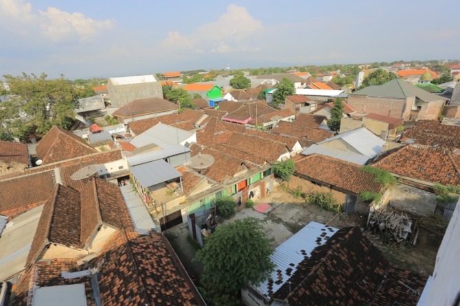 PADAT: Pemkot Madiun tengah berupaya mengurangi luas kawasan kumuh di Kota Madiun. (BAGAS BIMANTARA/RADAR MADIUN)