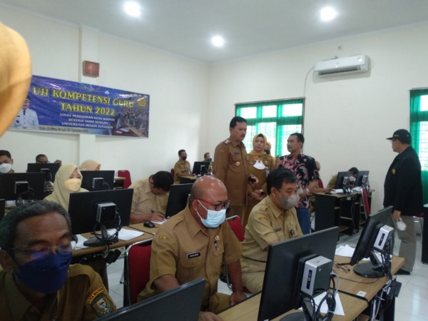 PANTAU: Wali Kota Maidi saat sidak pelaksanaan UKG di SMPN 4 kemarin. (RAHMA DWI LESTARI/JAWA POS RADAR MADIUN)