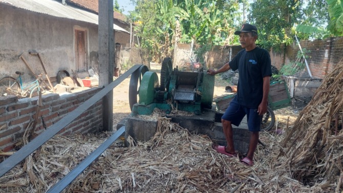 USANG: Sebagian alat produksi gula merah milik Sugito masih mengandalkan tenaga manusia alias manual. (DIAN RAHAYU/JAWA POS RADAR MADIUN)