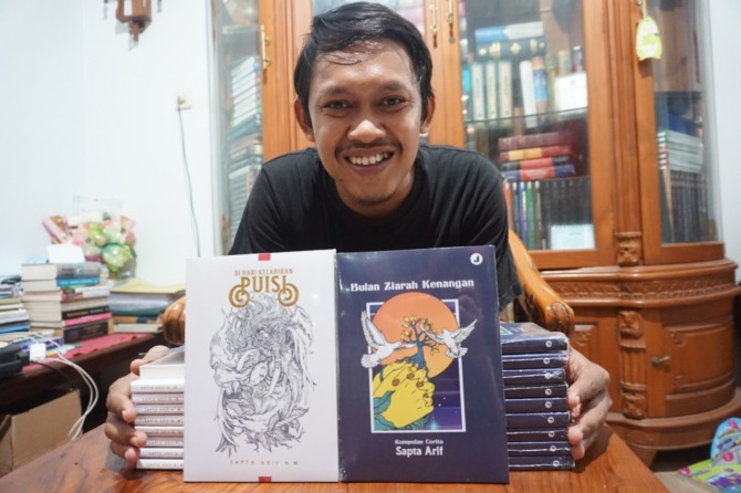 BUKU KEDUA: Sapta Arif Nur Wahyudin merilis ”Bulan Ziarah Kenangan” bulan lalu. (DOKUMENTASI SAPTA ARIF NUR WAHYUDIN)