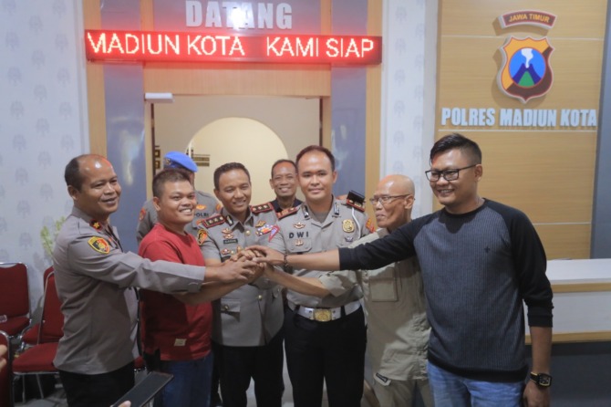 HAPPY ENDING: Wartawan J dan Kasat DJ saling memaafkan di depan Kapolres Madiun Kota AKBP Suryono kemarin (23/8).