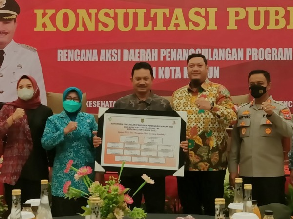 STOP TBC: Wali Kota Madiun Maidi bersama dengan forkopimda menandatangani rencana aksi daerah deteksi dini TBC di Sun Hotel, Kamis (25/8). (HENGKY RISTANTO/RADAR MADIUN)