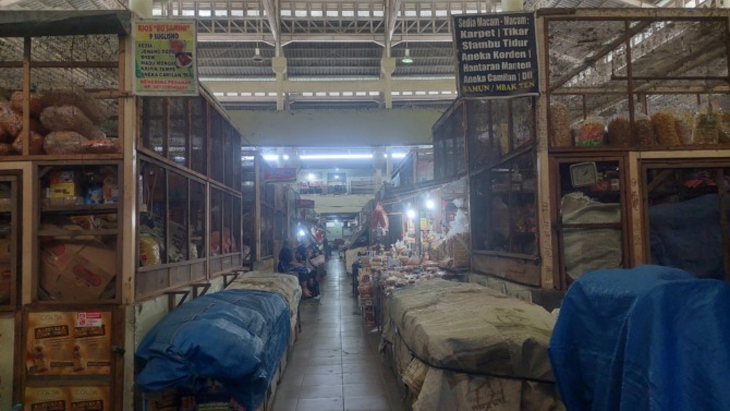 LENGANG: Suasana Pasar Caruban Baru kemarin tampak sepi dan banyak kios yang kosong. (DIAN RAHAYU/JAWA POS RADAR MADIUN)