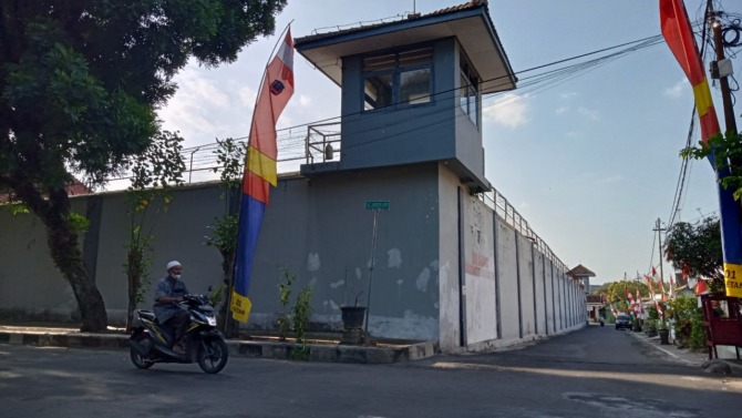 TINGGI DAN BERDURI: Riza Zozy Susanto, napi kasus pencurian, kabur dari Rutan Kelas II-B Magetan dengan cara memanjat dinding belakang penjara, Selasa (23/8) sore lalu. (NUR CAHYONO/JAWA POS RADAR MAGETAN)