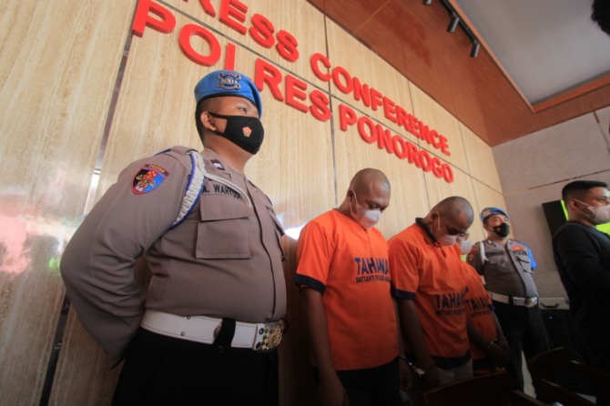 TOTO GELAP: Tiga tersangka digelandang ke Mapolres Ponorogo kemarin. (AJI PUTRA/JAWA POS RADAR PONOROGO)