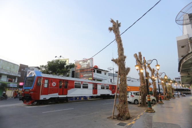 ESTETIK: Kawasan wisata kuliner Jalan Bogowonto mulai ditanami pohon peneduh kemarin (25/8). Sebelumnya Disperkim Kota Madiun telah memasang pernak-pernik lampu klasik dan decoration lighting. (BAGAS BIMANTARA/JAWA POS RADAR MADIUN)