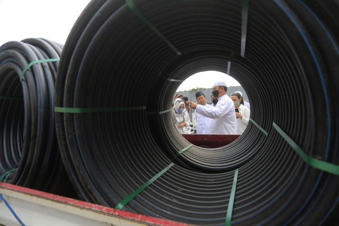 GALI JALAN: Wali Kota Madiun Maidi mendatangkan investor untuk mendukung program ducting yang mulai dikerjakan di Jalan dr Sutomo kemarin (26/8). (BAGAS BIMANTARA/JAWA POS RADAR MADIUN)