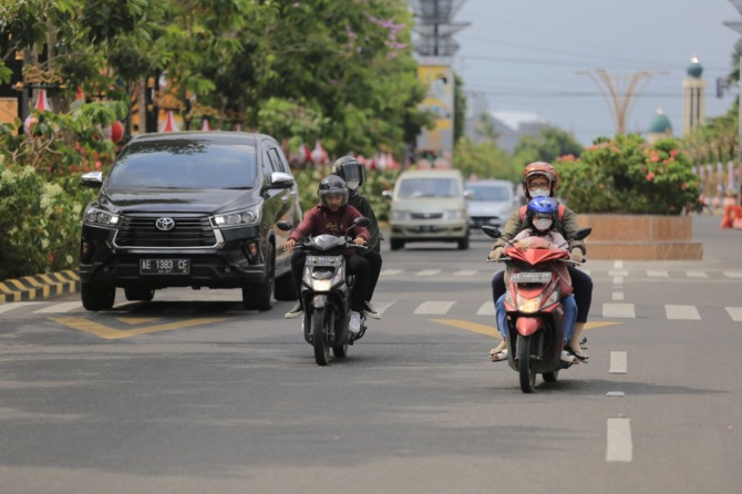 JANGAN ABAI: Masyarakat acap abai prokes saat beraktivitas. Kalangan epidemiolog menilai tren kenaikan kasus Covid-19 beberapa pekan terakhir  merupakan fenomena gunung es.  (BAGAS BIMANTARA/JAWA POS RADAR MADIUN)