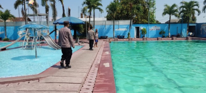OLAH  TKP: Polisi memeriksa lokasi remaja tenggelam di kolam renang Banyu  Biru, Uteran, Geger, Sabtu (27/8) lalu. (ISTIMEWA)