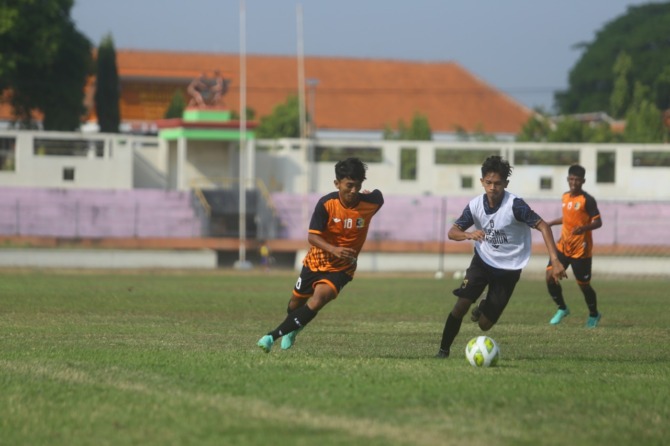 SELEKSI: Skuad PSM Madiun ketika berlatih perdana di Stadion Wilis, Senin (29/8). (BAGAS BIMANTARA/RADAR MADIUN)