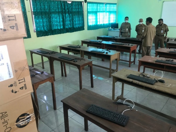 KOSONG: Pihak Dikbud Kabupaten Madiun ketika meninjau ruangan tempat penyimpanan komputer di SMPN 2 Geger yang raib dicuri beberapa hari lalu. (DOK RADAR MADIUN)