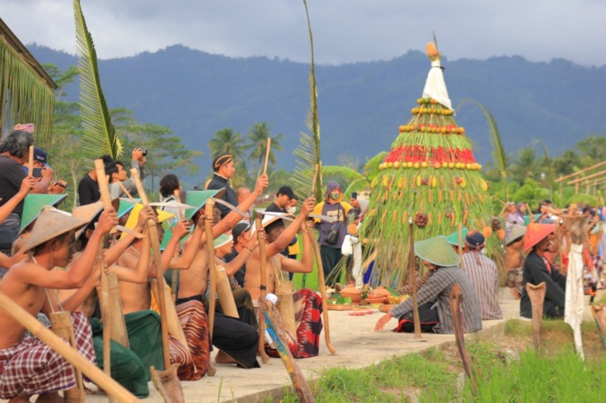 BUDAYA: Warga Desa Sukoharjo menghidupkan kembali tradisi thethek melek untuk mengusir pandemi. (SUGENG DWI N/RADAR PACITAN)