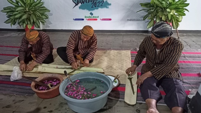 TRADISI LELUHUR: Prosesi jamasan pusaka di Desa Sewulan, Dagangan, kemarin (2/8). (ISTIMEWA)