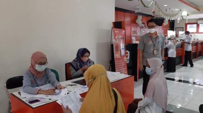 UPAYA HAMBAT INFLASI: Sejumlah warga mengurus proses pencairan BLT BBM kemarin. (ASEP SYAEFUL BACHRI/JAWA POS RADAR NGAWI)