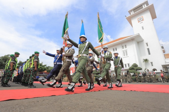 DISAMBUT ISTIMEWA: Upacara penyambutan pataka Jer Basuki Mawa Beya di halaman Balai Kota Madiun kemarin berlangsung khidmat. (BAGAS BIMANTARA/JAWA POS RADAR MADIUN)