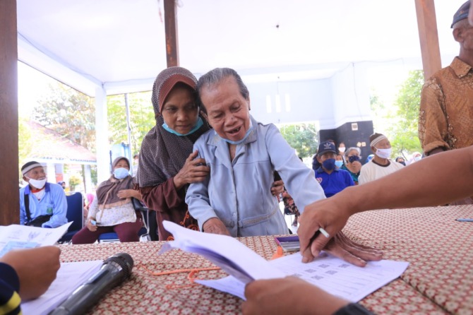 DIDATA: Kantor Pos KCU Madiun mulai menyalurkan BLT BBM dan BST di Kelurahan Ngegong, Manguharjo, kemarin. (BAGAS BIMANTARA/JAWA POS RADAR MADIUN)