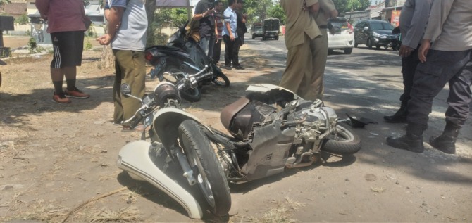 TAK BERBENTUK: Selain roda empat, laka karambol di Takeran kemarin (26/9) juga melibatkan tiga unit sepeda motor. Honda Scoopy berpelat AE 4326 ID bahkan nyaris tak berbentuk. (ANDI CHORNIAWAN/JAWA POS RADAR MAGETAN)