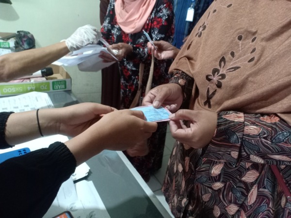 SUBSIDI PEMERINTAH: Ribuan warga mengantre di kantor PT Pos Magetan untuk mendapatkan bantuan langsung tunai (BLT) BBM, Kemarin (8/9). (APRILITA SARI/JAWA POS RADAR MAGETAN)