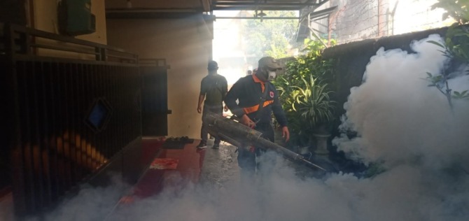 PENCEGAHAN: Petugas BPBD Kota Madiun saat melakukan fogging di salah satu permukiman warga. (BPBD FOR JAWA POS RADAR MADIUN)