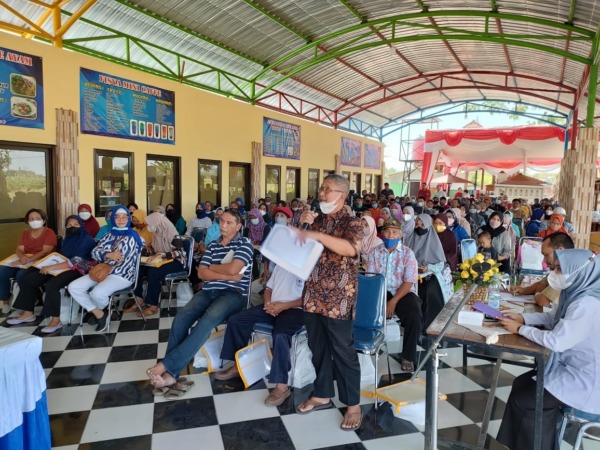 EVALUASI: Sesi tanya jawab dalam kegiatan evaluasi perda yang digelar DPRD di Banjarejo kemarin (12/9) belangsung gayeng. (RAHMA DWI LESTARI/JAWA POS RADAR MADIUN)