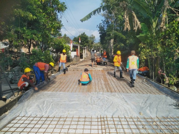 Ilustrasi Foto : Kegiatan pemeliharaan salah satu ruas jalan di Ngawi. (Dokumen/Radar Ngawi)