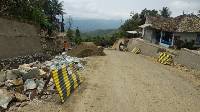 AKSES PACITAN-SOLO: Akses antarprovinsi via Sedeng kembali dibuka sejak beberapa hari terakhir. (SUGENG DWI N./JAWA POS RADAR PACITAN)