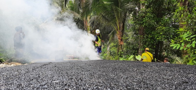 PERBAIKAN JALAN: Seorang pekerja tengah mengaspal salah satu ruas jalan di Pacitan. (SUGENG DWI N./JAWA POS RADAR PACITAN)