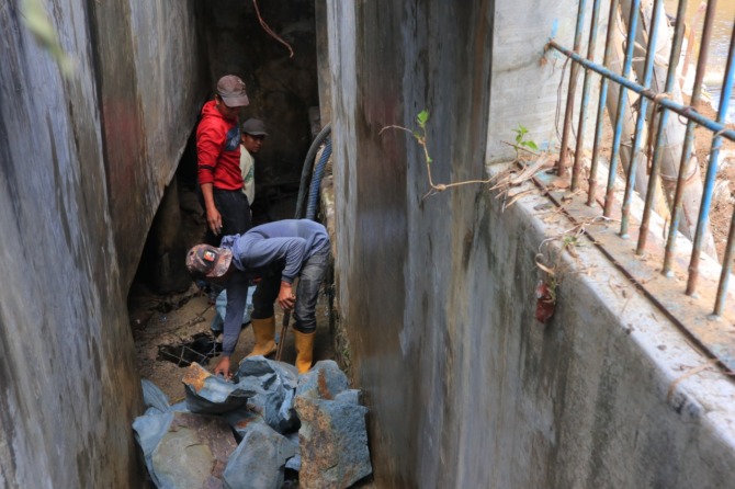 DIPERBAIKI: Fondasi saluran Kali Kunir rusak pasca meluap di awal pekan. (SUGENG DWI N./JAWA POS RADAR PACITAN)