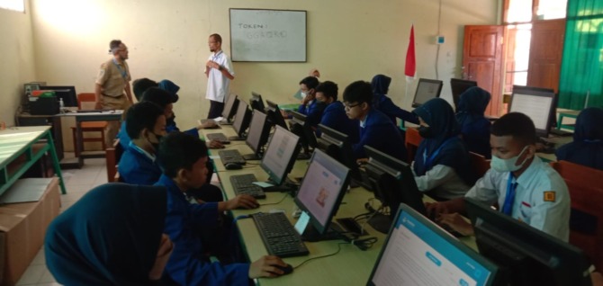 SIMULASI: Siswa SMPN 3 Magetan mengikuti simulasi ANBK di lab komputer sekolah. (SMPN 3 MAGETAN FOR JAWA POS RADAR MAGETAN)