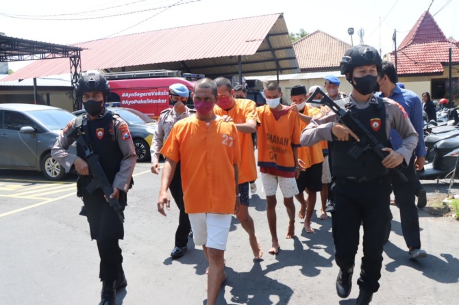 BERANTAS NARKOBA: Keenam tersangka pengedar narkoba dibawa menuju tempat rilis pers Mapolres Ngawi kemarin. (ASEP SYAEFUL BACHRI/JAWA POS RADAR NGAWI)