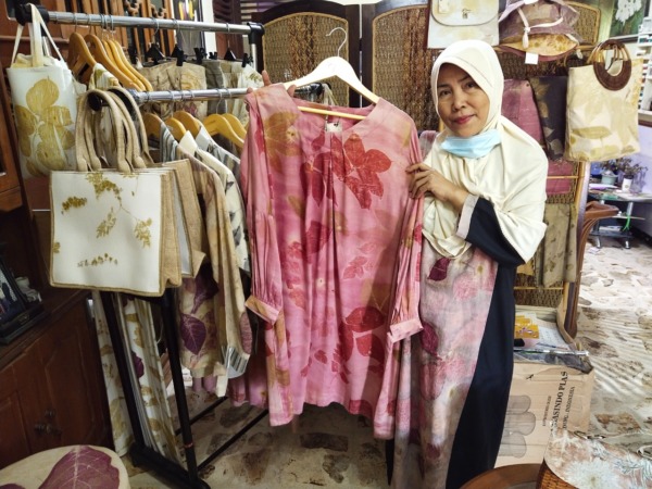 KREATIF: Produk ecoprint warga Rejomulyo sukses merambah pasar berbagai daerah. (ABRIANTO WIBOWO/JAWA POS RADAR MADIUN)