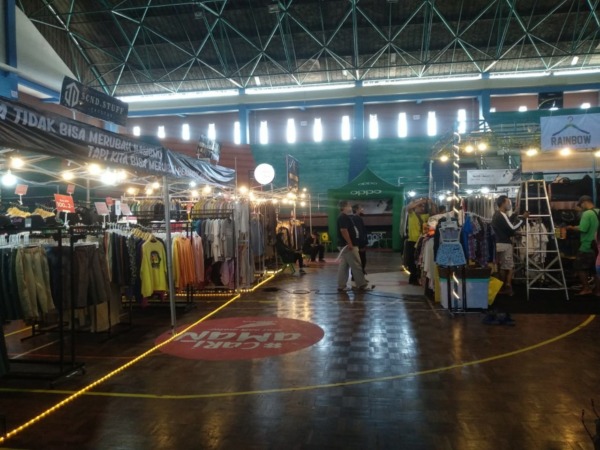 THRIFTING: Beberapa tenant dalam Madiun Raya Thrift Festival menata barang-barang dengan rapi di GOR Wilis kemarin (26/9). (RAHMA DWI LESTARI/JAWA POS RADAR MADIUN)