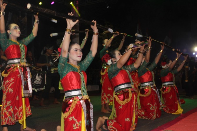 SENI BUDAYA: Festival rontek merupakan pertunjukan seni memukul kentongan dan tari-tarian khas Pacitan. (DOKUMEN JAWA POS RADAR PACITAN)SENI BUDAYA: Festival rontek merupakan pertunjukan seni memukul kentongan dan tari-tarian khas Pacitan. (DOKUMEN JAWA P
