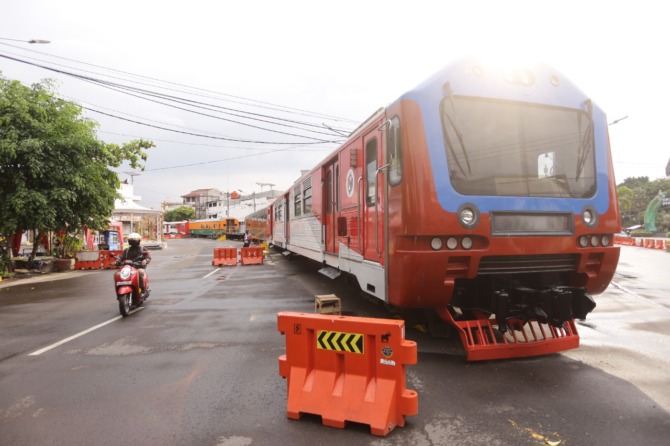 BERTAHAP: Progres penataan kawasan wisata kuliner Jalan Bogowonto bakal selesai November mendatang. Kendati belum seratus persen, namun tetap akan dioperasikan. (BAGAS BIMANTARA/JAWA POS RADAR MADIUN)