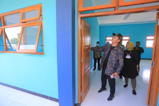 BELUM PUAS: Wali Kota Madiun Maidi mengecek hasil proyek rehabilitasi ruang kelas di SMPN 11 Kota Madiun Sabtu (17/9) lalu. (BAGAS BIMANTARA/JAWA POS RADAR MADIUN)